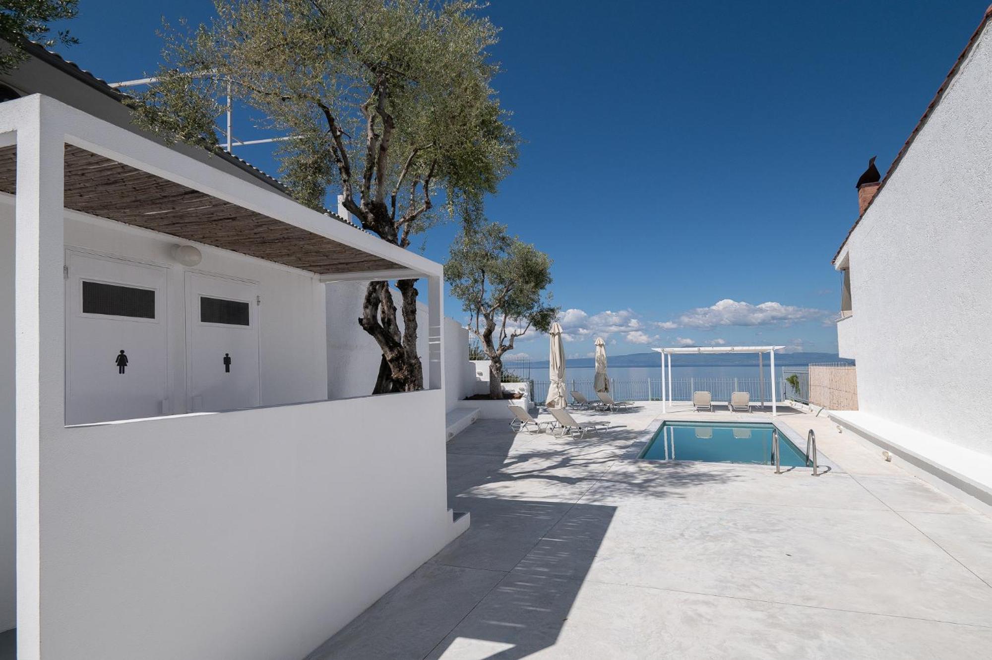 Pouletis Family Apartments - Akroyali Seaview Getaways كالاماتا المظهر الخارجي الصورة