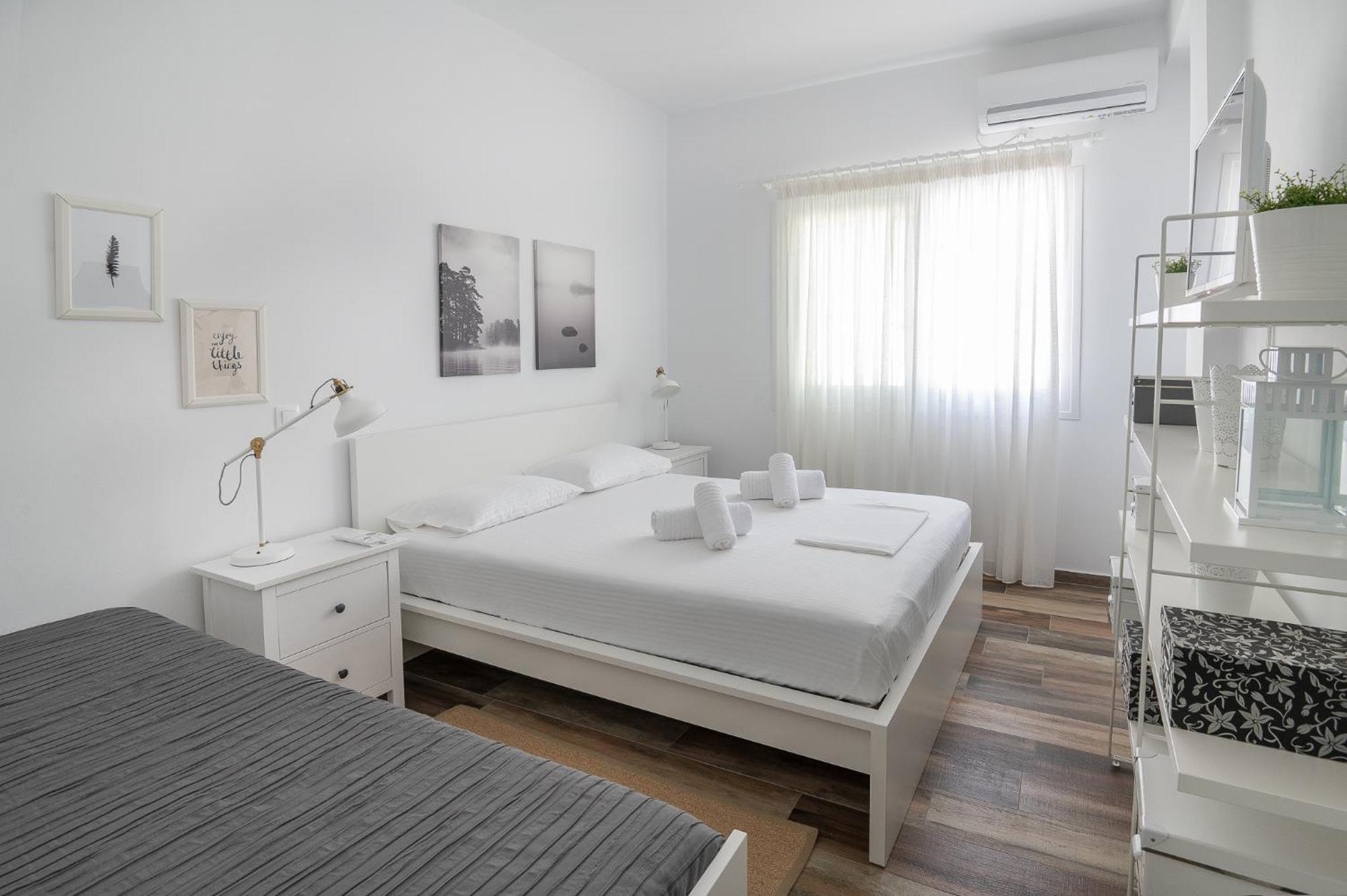 Pouletis Family Apartments - Akroyali Seaview Getaways كالاماتا المظهر الخارجي الصورة
