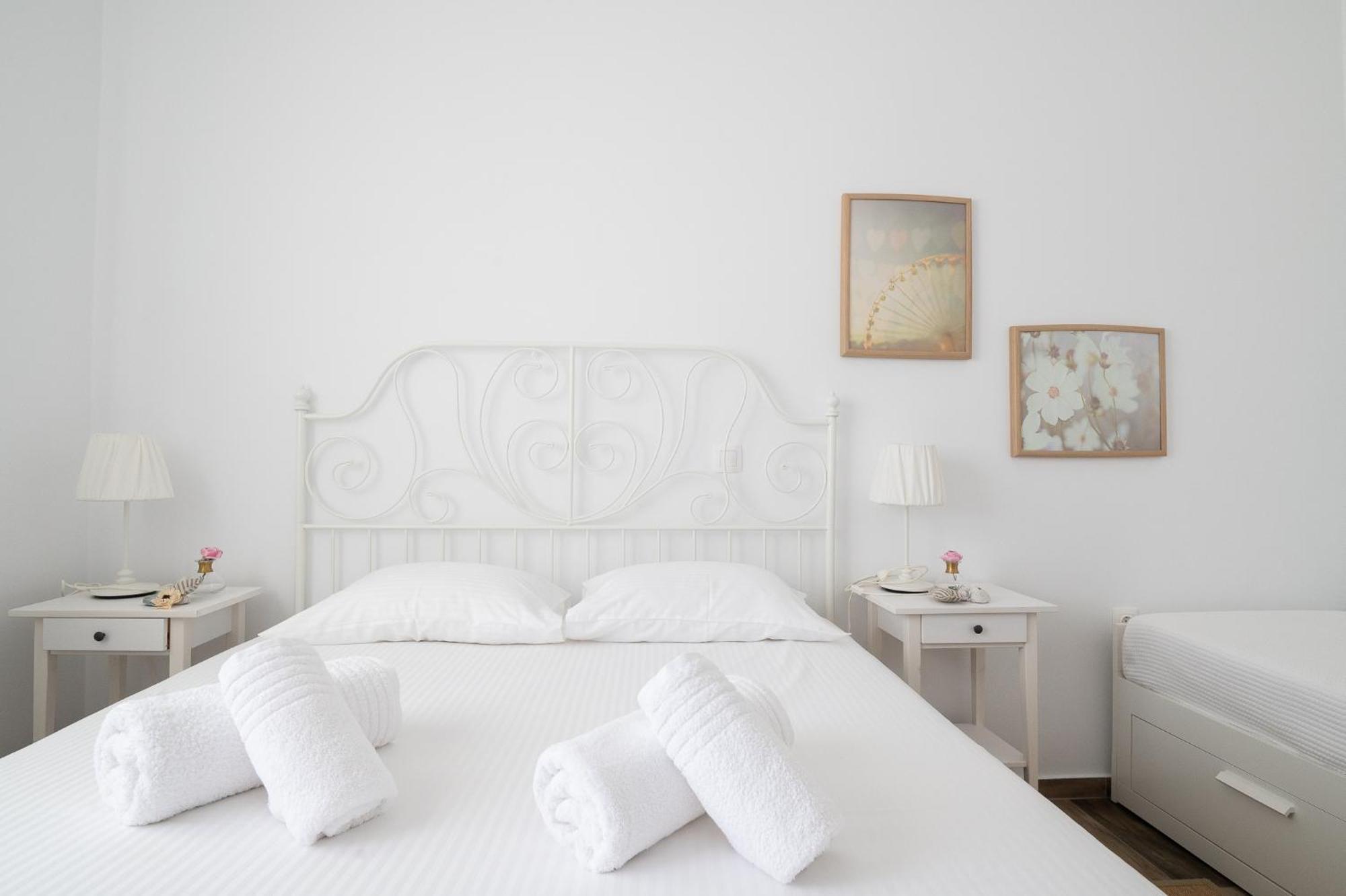 Pouletis Family Apartments - Akroyali Seaview Getaways كالاماتا المظهر الخارجي الصورة