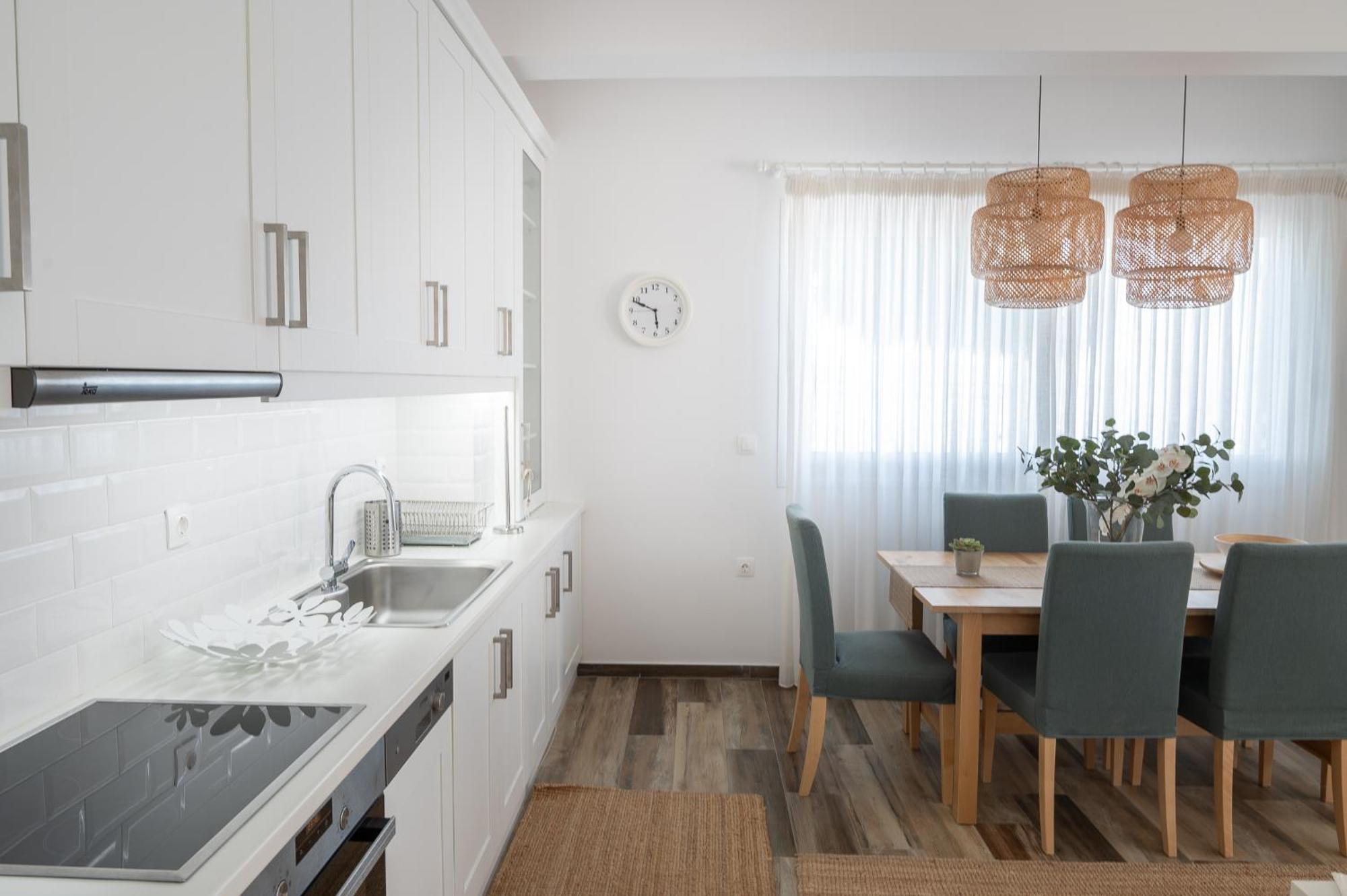 Pouletis Family Apartments - Akroyali Seaview Getaways كالاماتا الغرفة الصورة