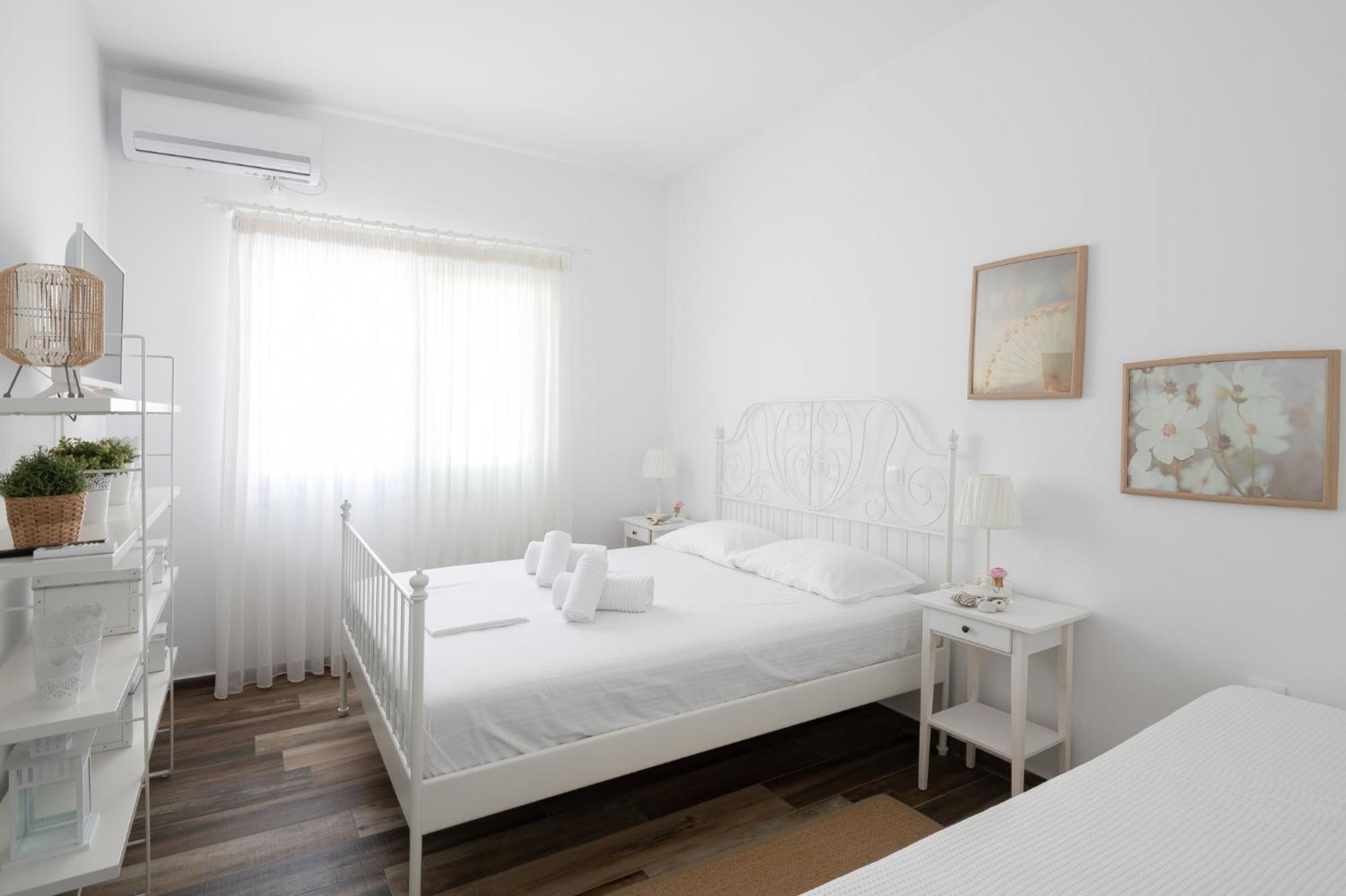 Pouletis Family Apartments - Akroyali Seaview Getaways كالاماتا الغرفة الصورة