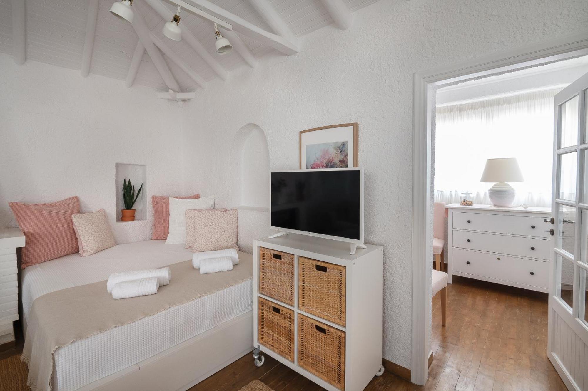 Pouletis Family Apartments - Akroyali Seaview Getaways كالاماتا الغرفة الصورة