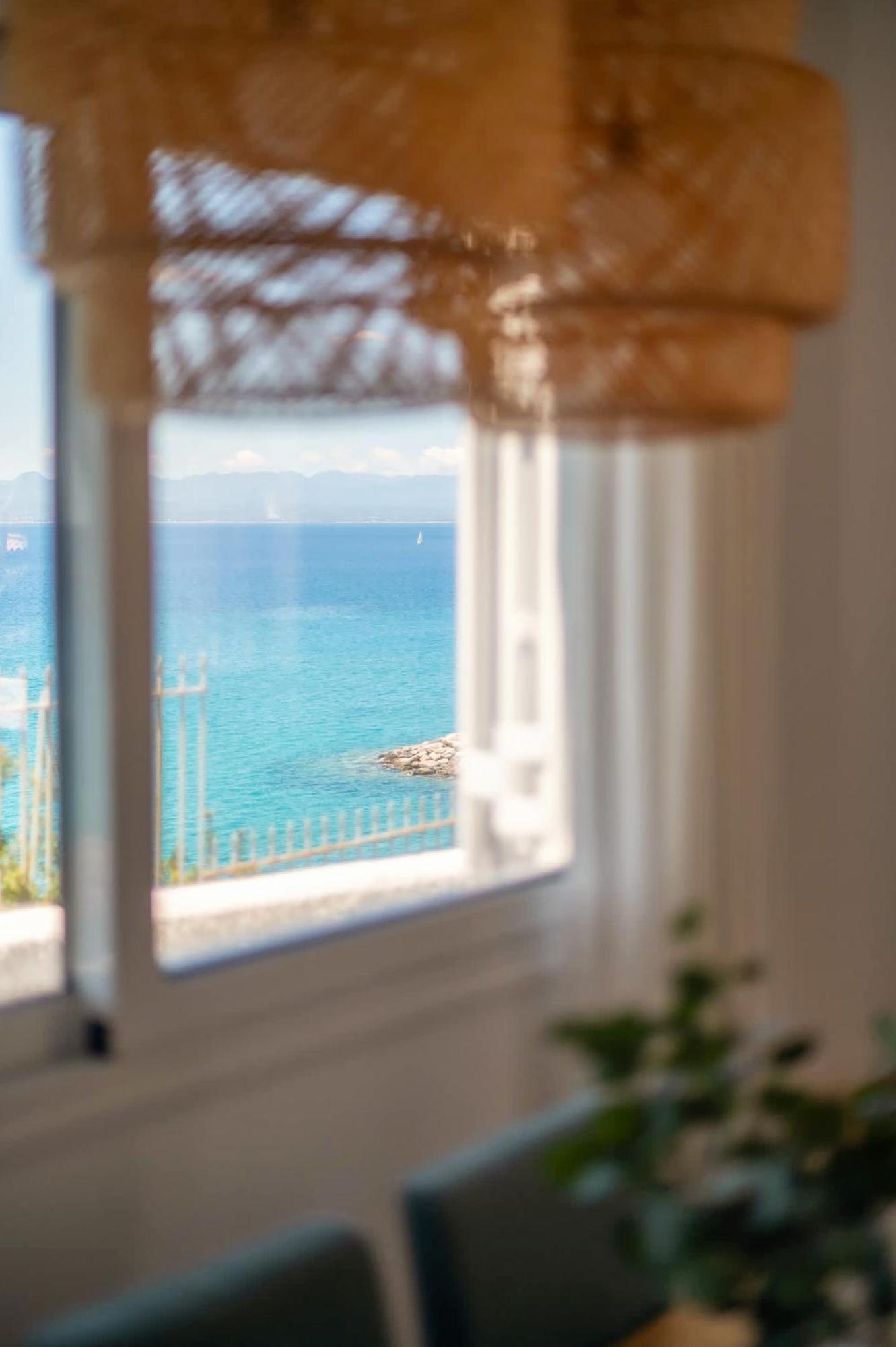 Pouletis Family Apartments - Akroyali Seaview Getaways كالاماتا المظهر الخارجي الصورة