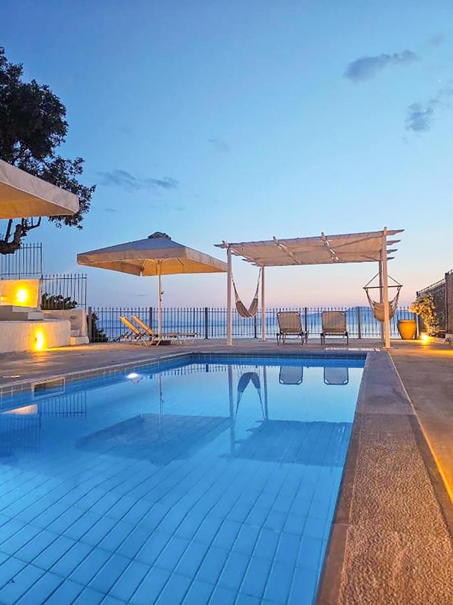 Pouletis Family Apartments - Akroyali Seaview Getaways كالاماتا المظهر الخارجي الصورة